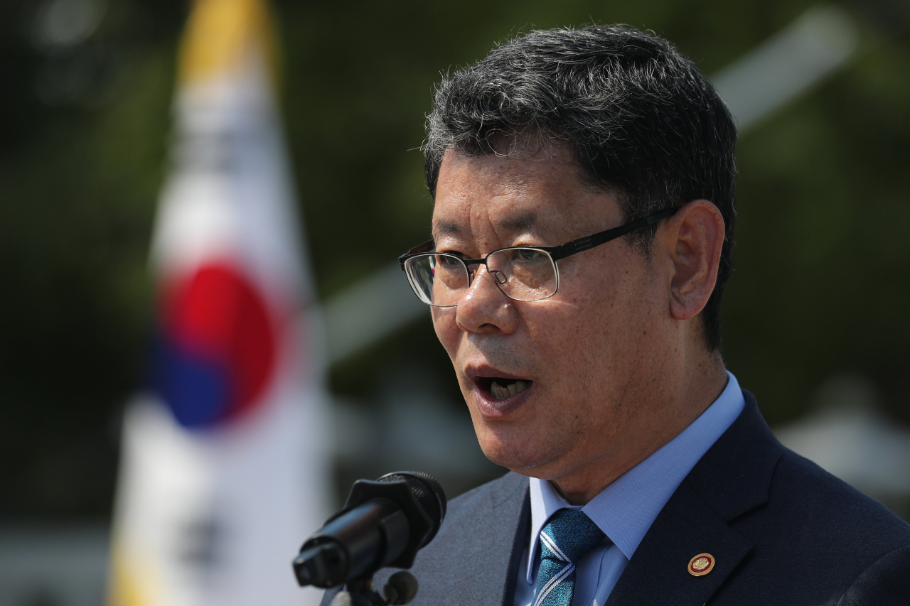 통일부는 16일 국회 외통위 업무보고에서 남북 당국간 교류협력은 소강국면이지만 민간 차원의 접촉은 진행중이라고 밝혔다. 김연철 통일장관이 지난 13일 추석을 맞아 경기도 파주시 임진각에서 열린 합동경모제에서 인사말을 하는 모습. [연합]