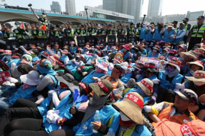 사진은 요금수납원 노조원들이 4일 경기도 성남시 경부고속도로 부산 방향 서울 톨게이트(TG) 진입로 일부를 점거하고 있는 모습. [연합]
