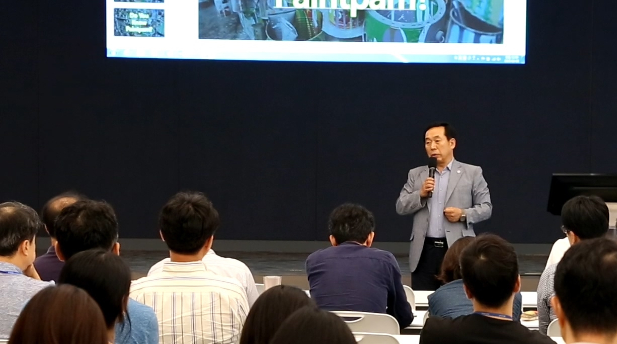 코오롱인더스트리 장희구 대표가 9월 5일 마곡 원앤온리타워에서 사내벤처 프로그램인 K-Ventures의 취지를 임직원들에서 설명하며 참여를 독려하고 있다. [코오롱인더스트리 제공]