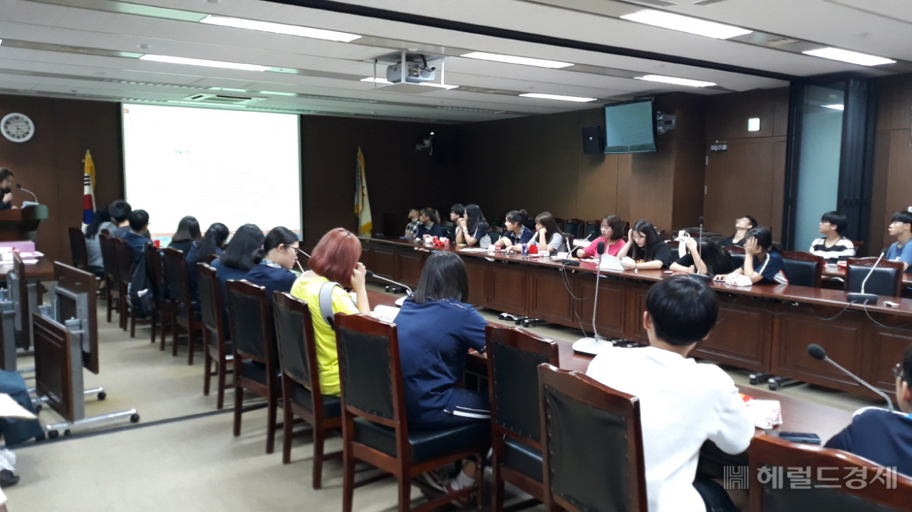지난 9일 금천구 청소년 국제캠프 사전 모임에 참가한 청소년들이 안전 등 사전 교육을 받고 있다. [금천구 제공]