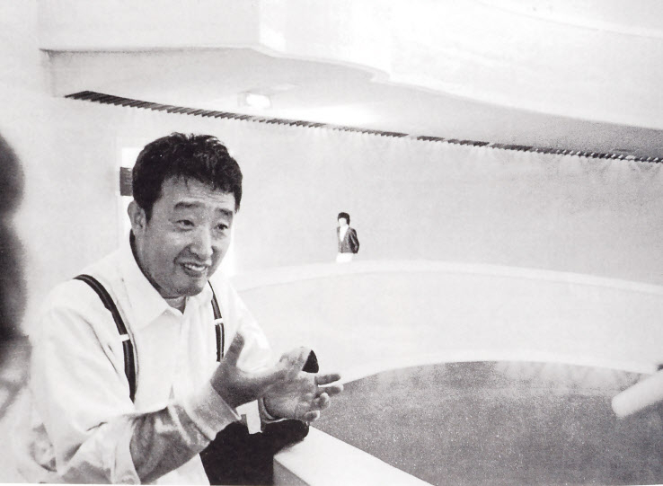 다다익선설치를 구상하는백남준(1987).