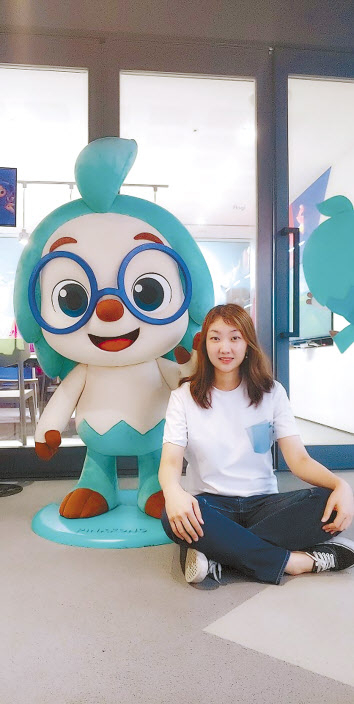 이현송 스마트스터디벤처스 대표가 스마트스터디의 고슴도치 캐릭터 ‘호기’와 함께 포즈를 취했다.