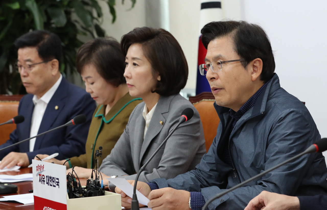 황교안 자유한국당 대표가 16일 국회에서 열린 최고위원회의에서 발언하고 있다. [연합]