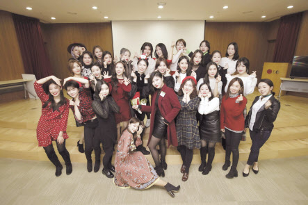 내추럴 뷰티크리에이터 1기 참가자들이 지난해 12월 LG생활건강 본사에서 열린 교육 수료식에 참석해 새로운 출발을 다짐하고 있다. [LG생활건강 제공]