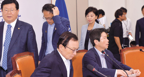 추석연휴가 끝난 다음날인 16일 더불어민주당 최고위원회의가 국회에서 열린 가운데 이해찬 대표, 이인영 원내대표 등이 자리를 잡고 있다. [정희조 기자/checho@]