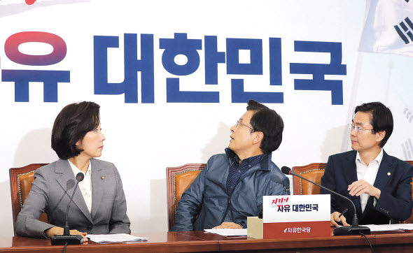 자유한국당 황교안 대표(가운데)와 나경원 원내대표가 16일 국회에서 열린 최고위원회의에서 변경된 뒷걸개(백드롭)를 보고 있다. [연합]