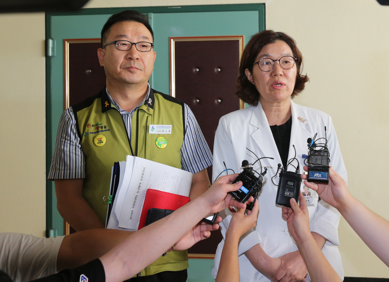 16일 오전 경기도 고양시 일산 국립암센터에서 국립암센터 이은숙 원장(오른쪽)과 전국보건의료산업노조 박노봉 수석부위원장이 파업중단에 합의한 후 공동 기자회견하고 있다. [연합]
