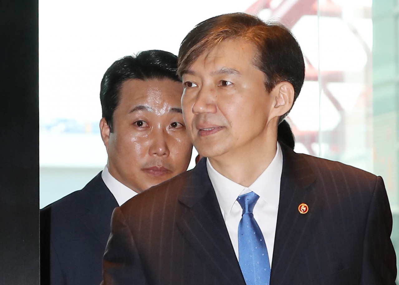 조국 법무부 장관이 16일 오전 서울 여의도 콘래드 호텔에서 열린 전자증권제도 시행 기념식 시작에 앞서 티타임을 위해 환담장으로 향하고 있다. 연합뉴스