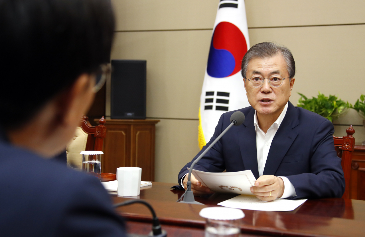 문재인 대통령이 지난 16일 청와대에서 열린 수석·보좌관회의에서 발언하고 있다. [연합]