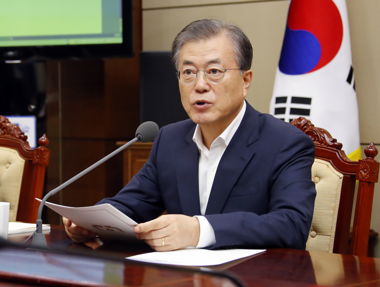 문재인 대통령이 16일 오후 청와대에서 열린 수석·보좌관회의에서 발언하고 있다. [연합]