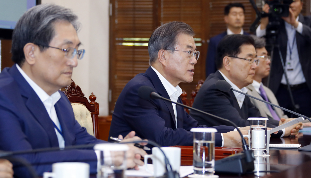 문재인 대통령이 16일 오후 청와대에서 열린 수석·보좌관회의에서 발언하고 있다. [연합]
