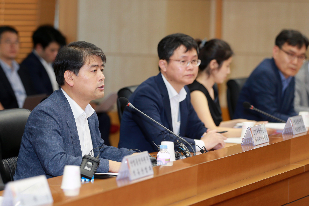 주영준(왼쪽 첫번째) 산업통상자원부 에너지자원실장이 16일 서울 광화문 한국무역보험공사에서 열린 석유수급 및 유가동향 긴급점검 회의에서 모두발언을 하고 있다.［산업통상자원부 제공］