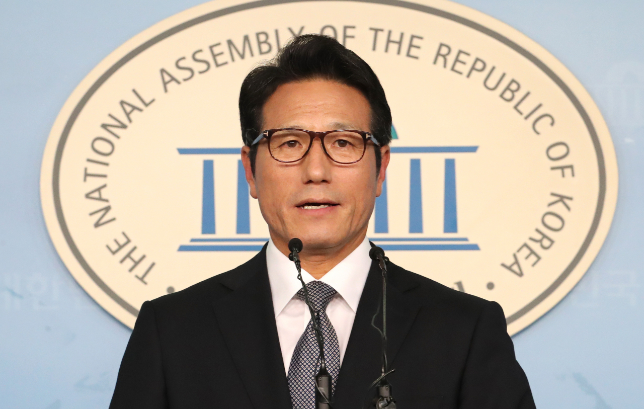 바른미래당 정병국 의원이 16일 오후 국회 정론관에서 손학규 대표 퇴진 촉구 기자회견을 하고 있다. [연합]