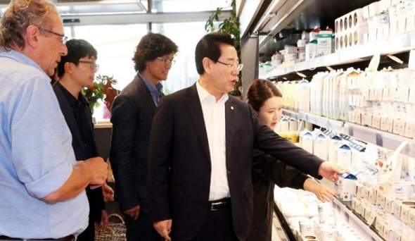 유럽을 방문 중인 김영록 전남도지사가 오스트리아 찔러탈 치즈농가를 방문해 유제품 판매코너를 살펴보고 있다. [전남도]