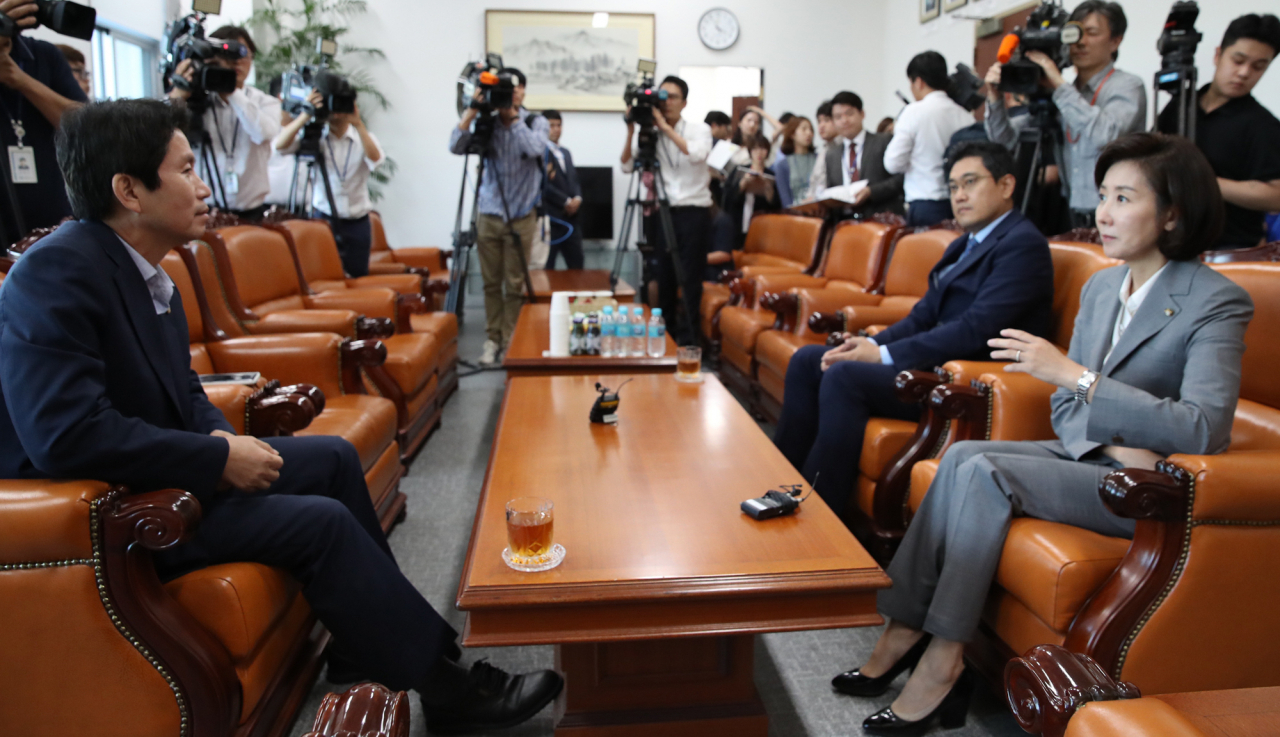 더불어민주당 이인영(왼쪽), 자유한국당 나경원(오른쪽), 바른미래당 오신환 원내대표가 16일 오후 국회 운영위원장실에서 회동하고 있다. [연합]