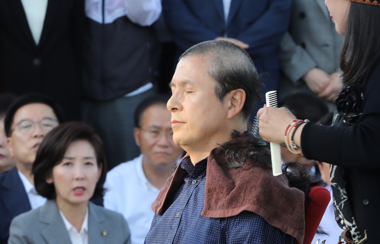 황교안 자유한국당 대표가 16일 오후 청와대 앞 분수대 광장에서 '조국 법무부 장관 파면 촉구' 삭발을 하고 있다. [연합]