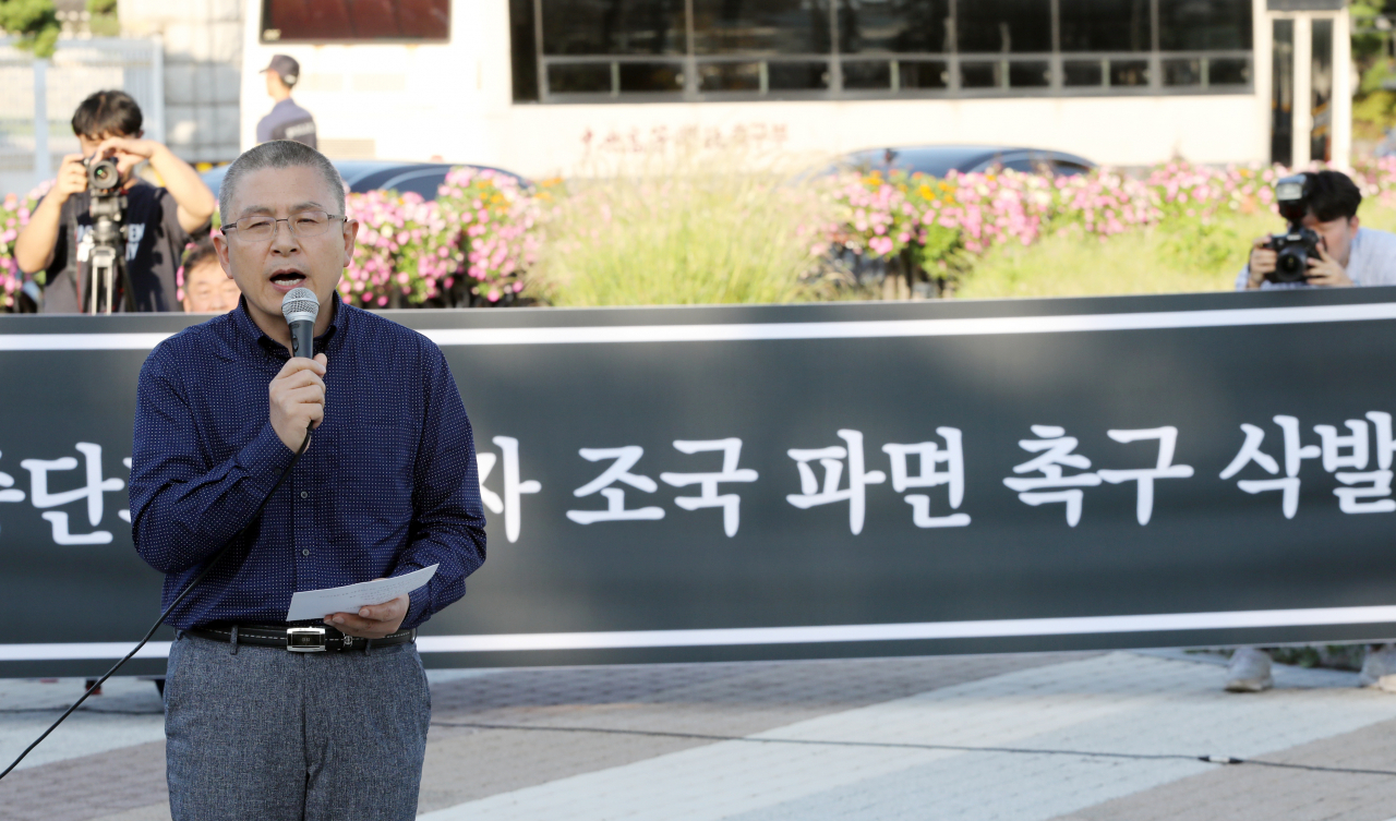 황교안 자유한국당 대표가 16일 오후 청와대 앞 분수대 광장에서 '조국 법무부 장관 파면 촉구' 삭발 후 발언하고 있다. [연합]