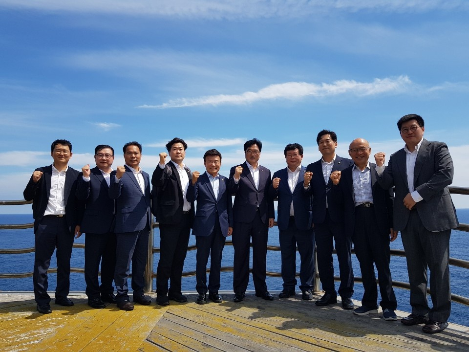 지난 31일 더불어민주당 설훈 의원 등 독립유공자 후손 국회의원 6명이 김원웅 광복회장과 함께 독도에서 기념촬영 하고 있다. [연합]