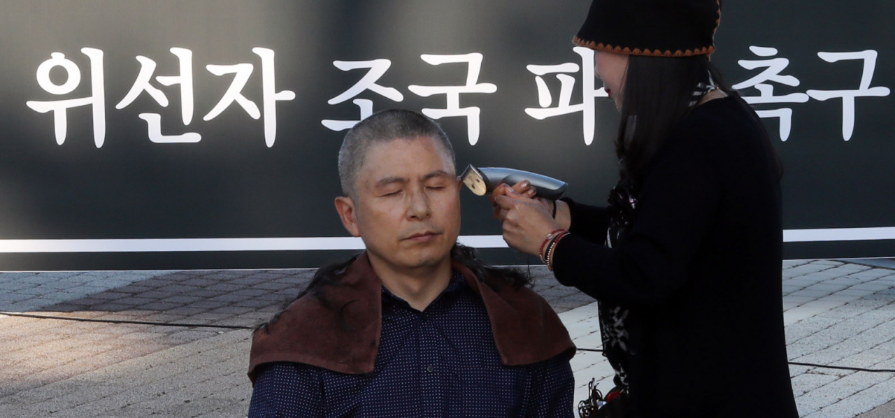 자유한국당 황교안 대표가 16일 오후 청와대 앞 분수대 광장에서 '조국 법무부 장관 파면 촉구' 삭발식을 하고 있다. [연합]