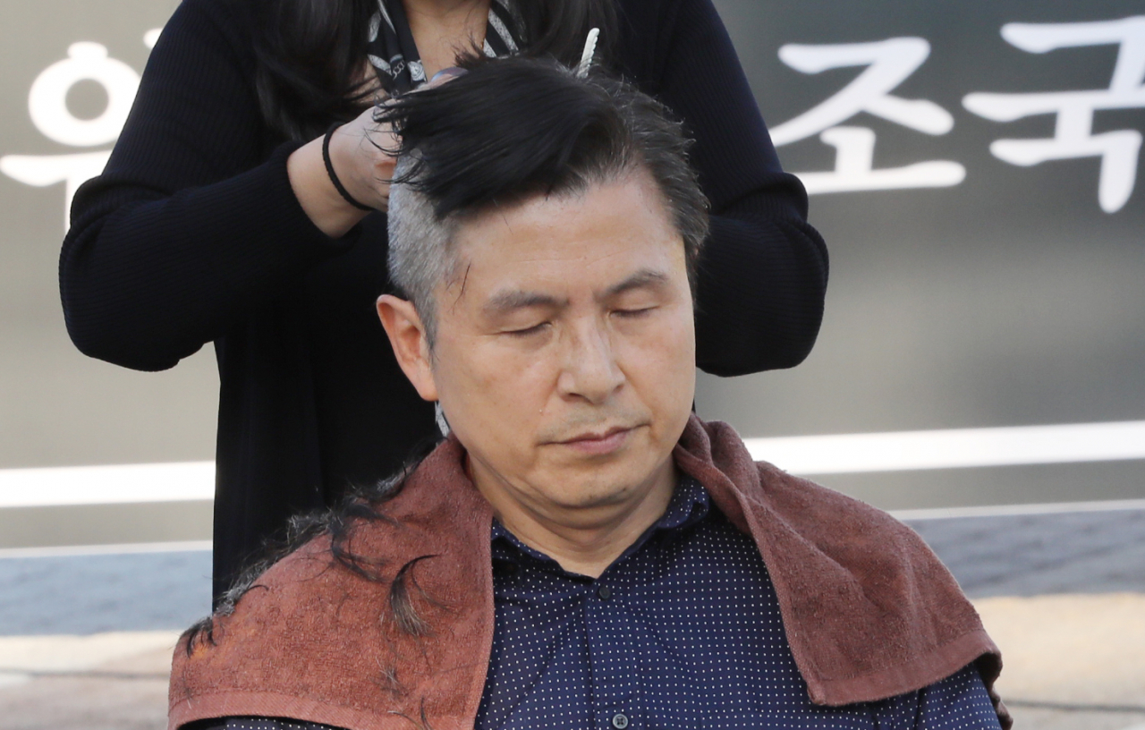 황교안 자유한국당 대표가 16일 오후 청와대 앞 분수대 광장에서 '조국 법무부 장관 파면 촉구' 삭발식을 하고 있다. [연합]