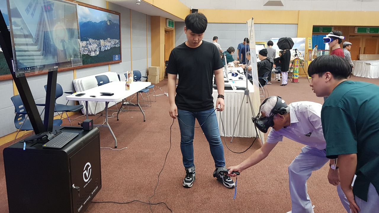 지난해 진행된 도봉구 IT어울림 한마당 행사에서 어르신이 가상형실 VR 체험을 하고 있는 모습. [도봉구 제공]