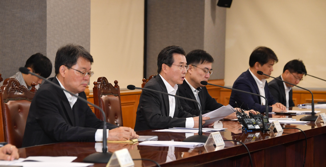 김용범 기획재정부 1차관이 17일 오전 서울 중구 은행회관에서 열린 확대 거시경제 금융회의에서 발언하고 있다. 김 차관은 "단기적으로 국내 원유 도입에는 큰 차질이 없을 것"이라면서도 "향후 원유 수급 상황 악화 시 정부와 민간이 보유하고 있는 전략 비축유 및 재고 방출을 검토하는 등 수급 안정 조치를 신속히 추진하겠다"고 말했다. [기획재정부 제공]