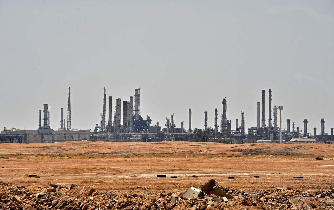 A picture taken on September 15, 2019 shows an Aramco oil facility near al-Khurj area, just south of the Saudi capital Riyadh. - Saudi Arabia raced today to restart operations at oil plants hit by drone attacks which slashed its production by half, as Iran dismissed US claims it was behind the assault. The Tehran-backed Huthi rebels in neighbouring Yemen, where a Saudi-led coalition is bogged down in a five-year war, have claimed thi weekend's strikes on two plants owned by state giant Aramco in eastern Saudi Arabia. (AFP)
