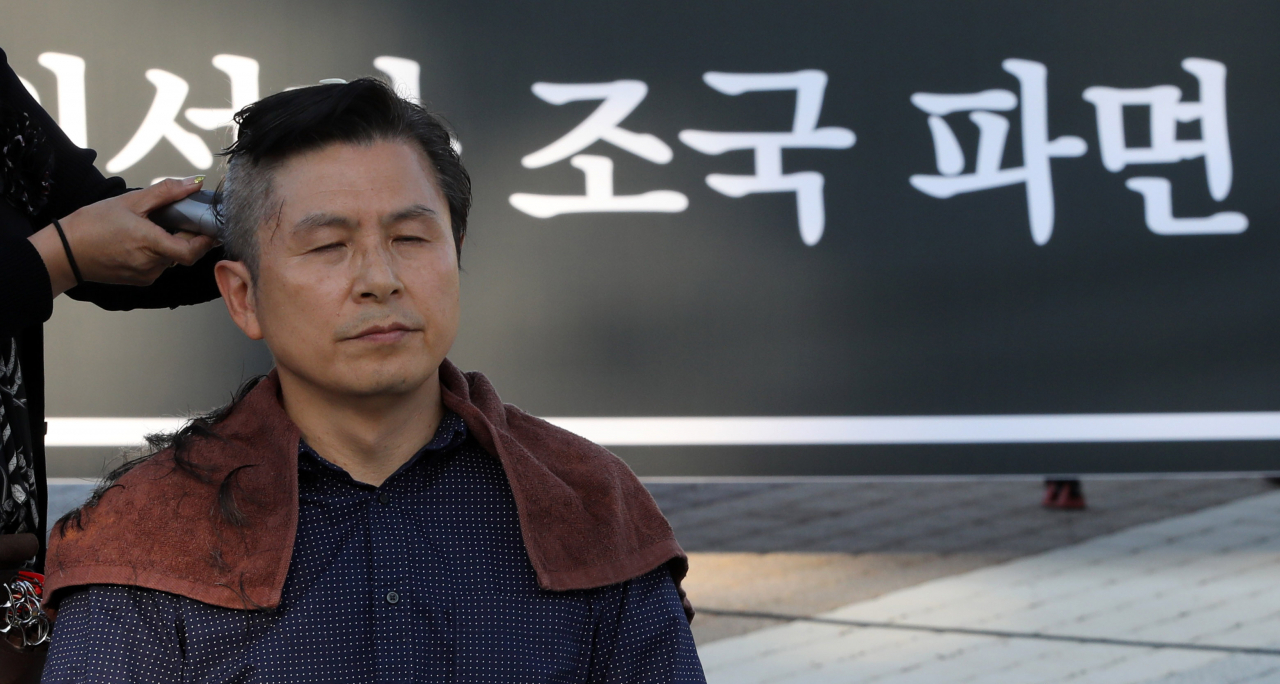 황교안 자유한국당 대표가 16일 오후 청와대 앞 분수대 광장에서 '조국 법무부 장관 파면 촉구' 삭발식을 하고 있다. [연합]