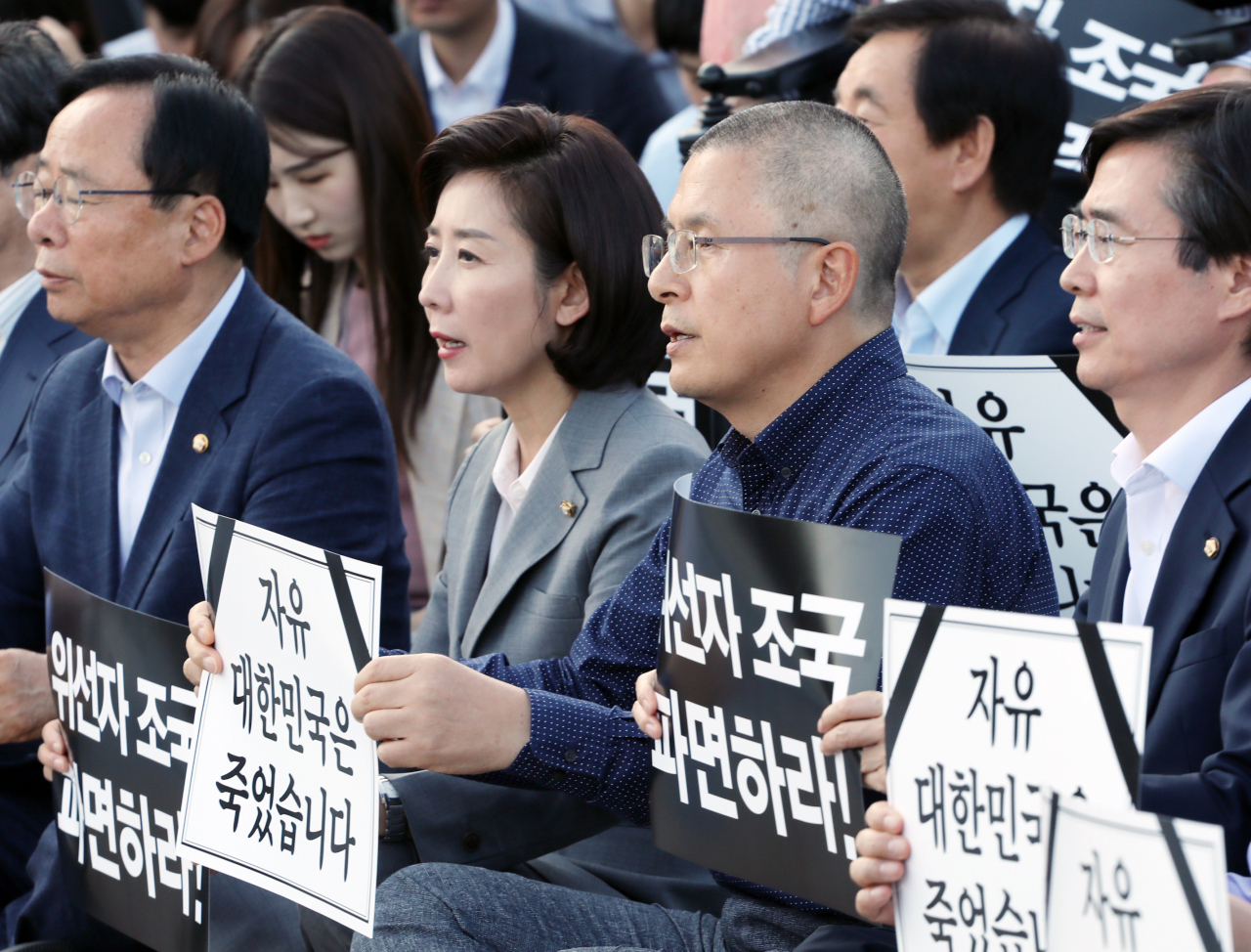 황교안 자유한국당 대표가 16일 오후 청와대 앞 분수대 광장에서 '조국 법무부 장관 파면 촉구' 삭발식 후 농성을 하고 있다. [연합]