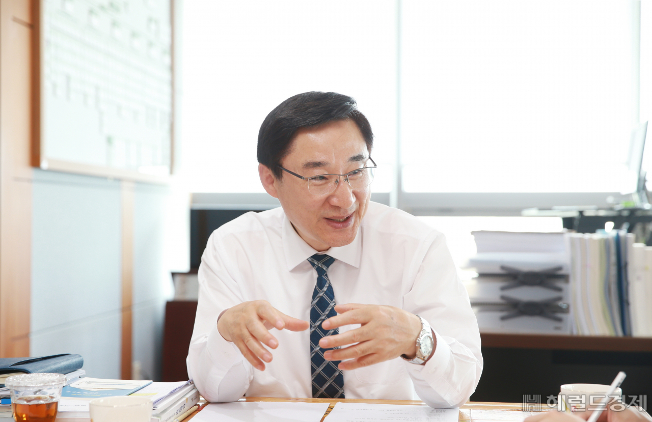 이동진 구청장은 문화가 매력적인 도시는 오지라도 찾아가게 돼 있다고 말했다. [도봉구 제공]