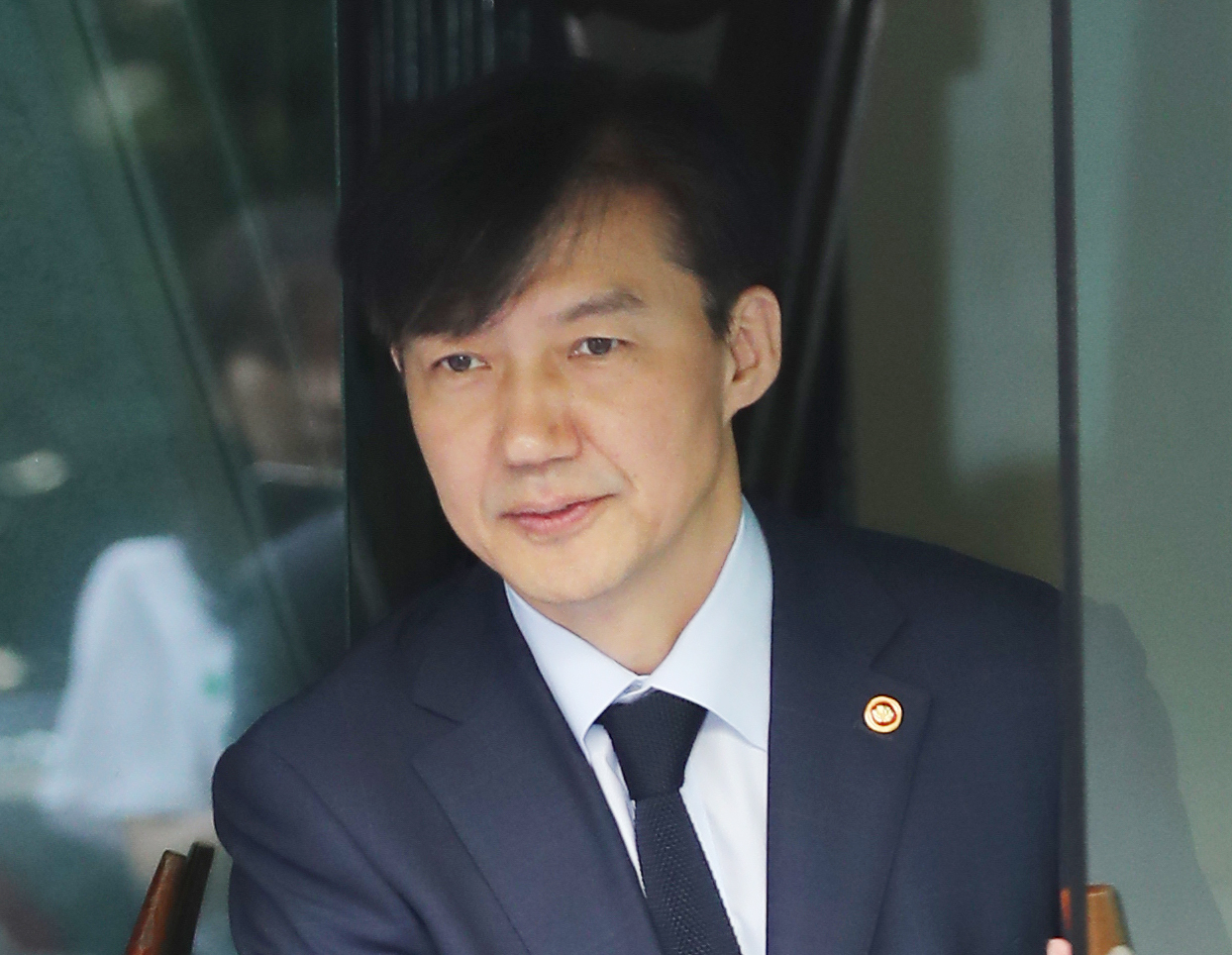 조국 법무부 장관이 17일 오전 서울 서초구 자택을 나서고 있다. 연합뉴스