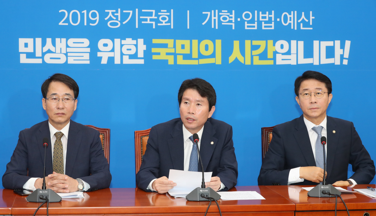 더불어민주당 이인영 원내대표가 17일 국회에서 열린 원내대책회의에서 발언하고 있다. 연합뉴스