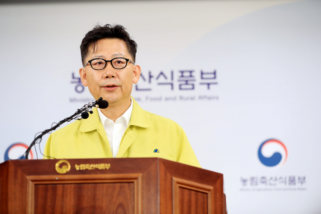 김현수 농림축산식품부 장관이 지난 17일 세종시 정부세종청사 농림축산식품부에서 국내에서 처음으로 파주에서 발생한 아프리카돼지열병 확진 결과와 예방조치에 대해 발표하고 있다. ［농림축산식품부 제공］