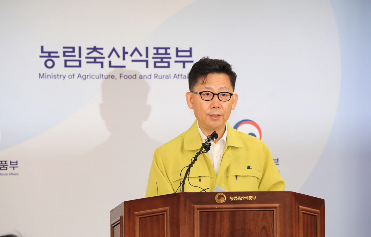 김현수 농림축산식품부 장관이 17일 오전 정부세종청사 농식품부 기자실에서 아프리카 돼지열병(ASF) 발생과 관련, 브리핑을 하고 있다. 당초 이재욱 차관이 브리핑에 나서기 했다가 김 장관이 직접 나섰다. 사안이 중대하다는 점을 뒷받침하는 대목이다. [농림축산식품부 제공]