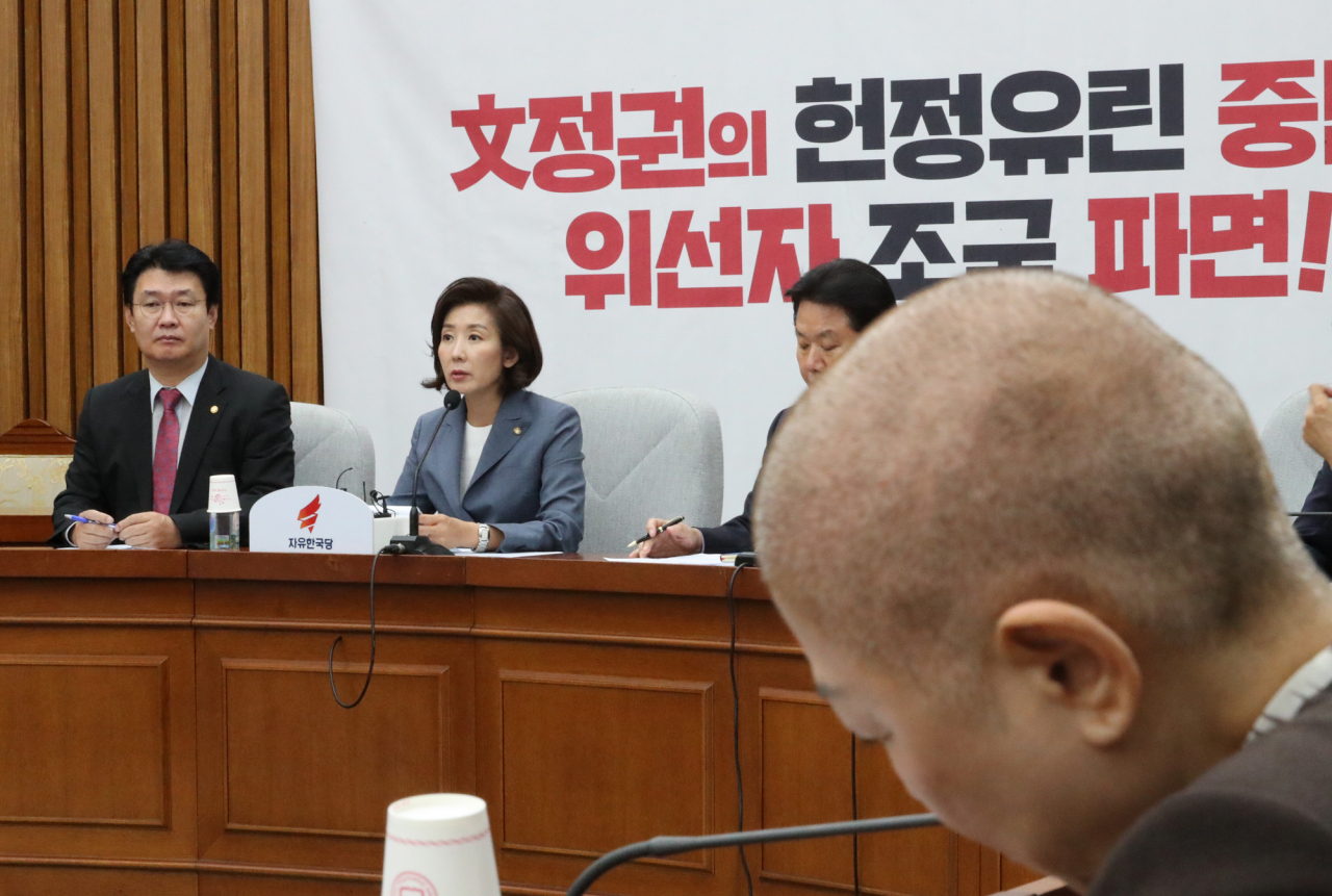 자유한국당 나경원 원내대표가 17일 오전 국회에서 열린 원내대책회의에서 발언하고 있다. 오른쪽은 지난 11일 삭발한 박인숙 의원. 연합뉴스