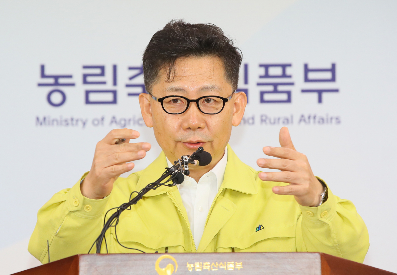 김현수 농림축산식품부 장관이 17일 세종시 정부세종청사 농림축산식품부에서 국내 처음으로 파주에서 발생한 아프리카돼지열병에 관해 브리핑하고 있다. 연합뉴스
