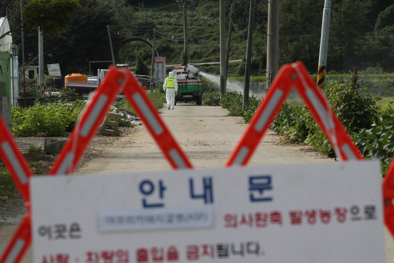 17일 경기도 파주시의 한 양돈농장에서 아프리카돼지열병(ASF)이 발생해 방역당국이 출입을 통제하고 소독작업을 하고 있다. 연합뉴스