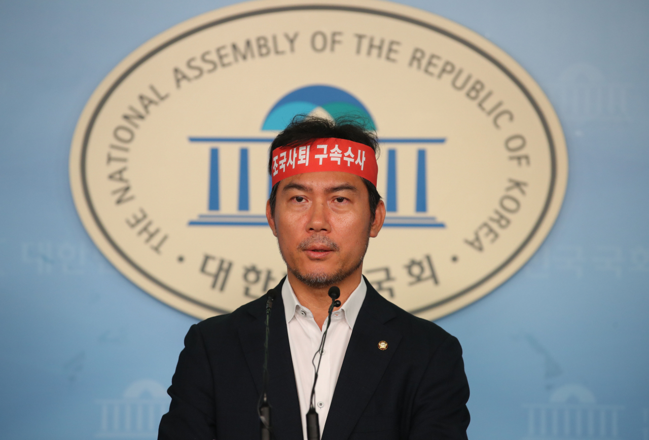 김영우 자유한국당 의원이 3일 여의도 국회 정론관에서 조국 법무부 장관 후보자 사퇴 촉구 기자회견을 하고 있다. [연합]