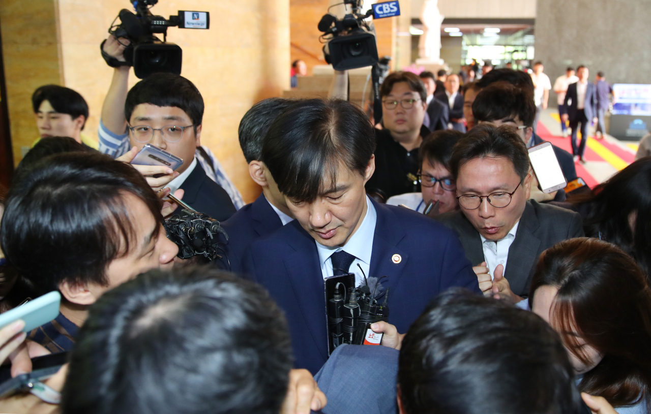 조국 법무부 장관이 17일 오전 더불어민주당 이해찬 대표, 이인영 원내대표 예방을 위해 국회로 들어서고 있다. 연합뉴스
