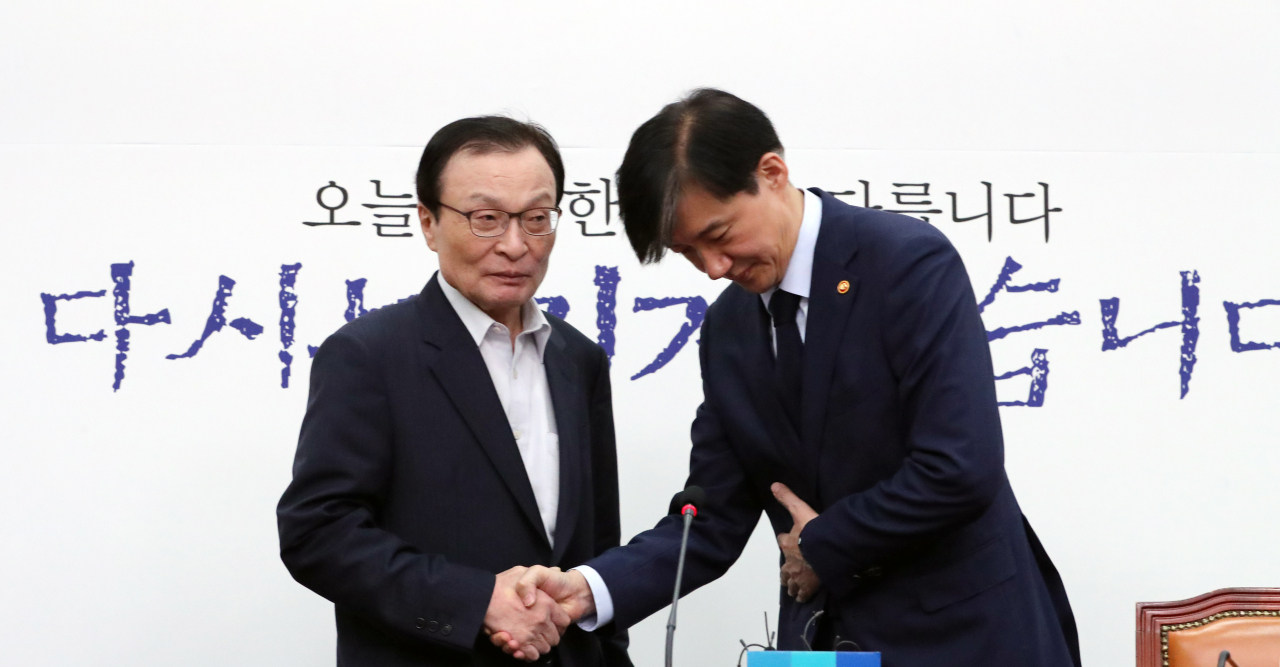 조국 법무부 장관이 17일 오전 국회를 찾아 더불어민주당 이해찬 대표를 예방 하고 있다. 연합뉴스