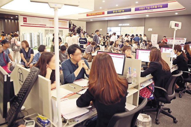 17일 당첨자를 발표한 서울 송파구 ‘송파 시그니처 롯데캐슬’은 가장 인기를 끌었던 59㎡가 당첨 커트라인이 69점에 육박할 정도로 높았다. 사진은 이 아파트의 견본주택 풍경. [롯데건설 제공]