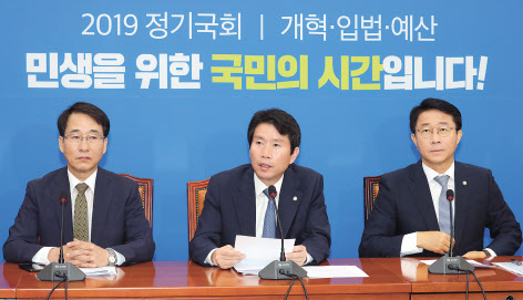 이인영 더불어민주당 원내대표가 17일 국회에서 열린 원내대책회의에서 발언하고 있다. 민주당은 이날 황교안 한국당 대표의 삭발에 명분도, 감동도 없다고 했다. [연합]