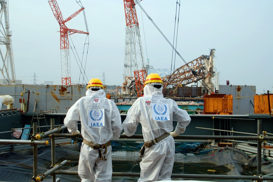 후쿠시마 원자력 발전소에 있는 IAEA 전문가들 모습 [IAEA 제공]