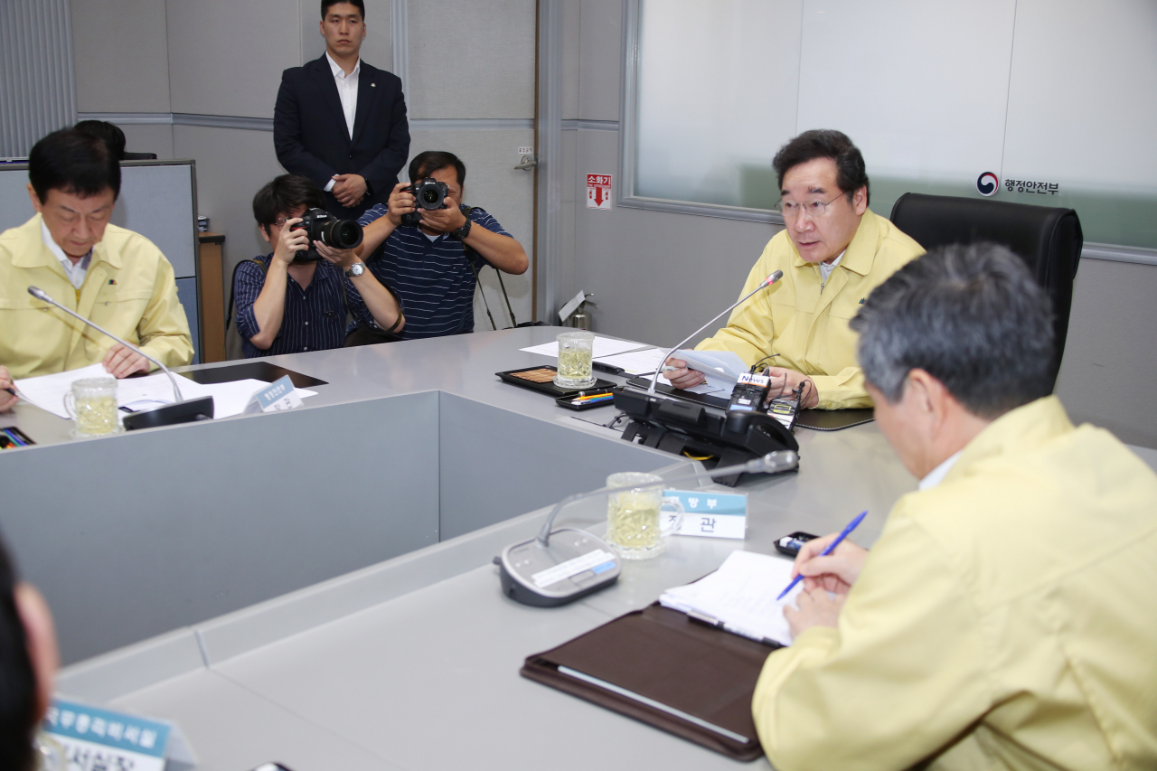이낙연 국무총리가 17일 정부서울청사 재난상황실에서 '아프리카돼지열병 상황점검 및 대책회의'를 주재하며 경기 파주에서 국내 첫 아프리카돼지열병(ASF)이 발생한 것과 관련, 관계 부처 장관 및 지방자치단체장들과 상황을 점검하며 대책을 논의하고 있다. ［연합］