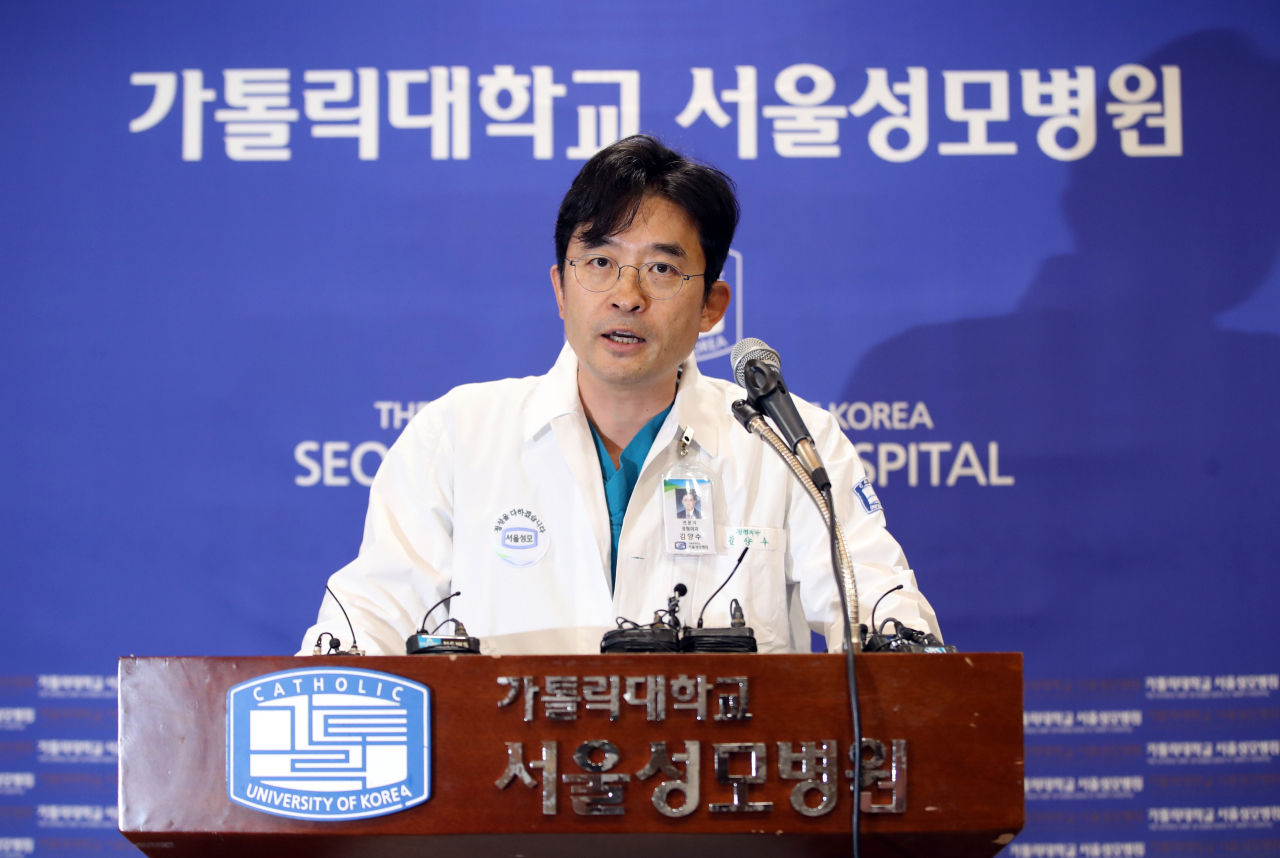 17일 오후 서울 서초구 서울성모병원에서 김양수 정형외과 교수가 박근혜 전 대통령 어깨 수술 관련 브리핑을 하고 있다. 연합뉴스