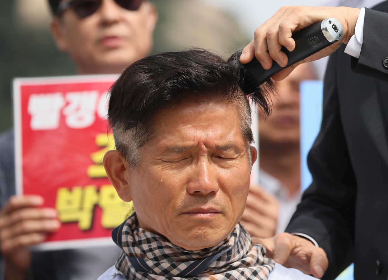 김문수 전 경기도지사가 17일 오전 서울 청와대 앞 분수대 광장에서 조국 법무부 장관 임명에 반대하며 삭발을 하며 눈물을 흘리고 있다. [연합]