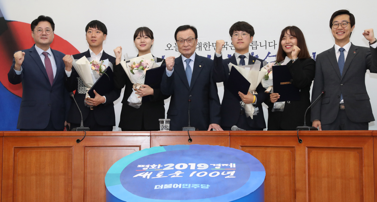 더불어민주당 이해찬 대표가 2일 오전 국회에서 청년대변인들에게 임명장을 수여하고 기념촬영하고 있다. 왼쪽부터 홍익표 수석대변인, 장종화, 박성민 청년대변인, 이해찬 대표, 김민재, 주홍비 청년대변인, 장경태 전국청년위원장. 연합뉴스