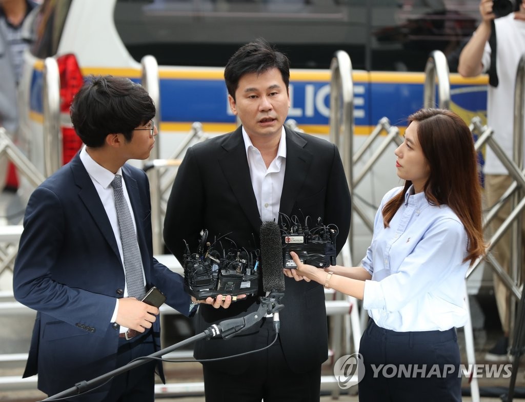 Yang Hyun-suk, former CEO of YG Entertainment, is surrounded by reporters as he leaves the office of the Seoul Metropolitan Police Agency's Intellectual Crime Investigation Team in Seoul, on Aug. 30, 2019, after being questioned about his gambling and pimping charges.
(Yonhap)