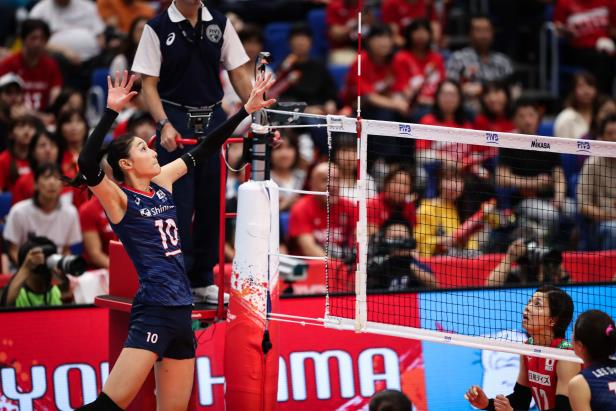 지난 16일 일본 요코하마 요코하마아레나에서 열린 2019 국제배구연맹(FIVB) 여자월드컵 3차전에서 만난 일본을 상대로 공격을 시도하고 있는 김연경. [국제배구연맹 홈페이지 캡처]