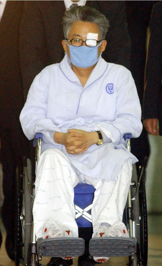 장능인 자유한국당 상근부대변인이 17일 논평을 내면서 함께 첨부한 것으로, 박지원 의원이 휠체어에 앉아있는 모습. [자유한국당]